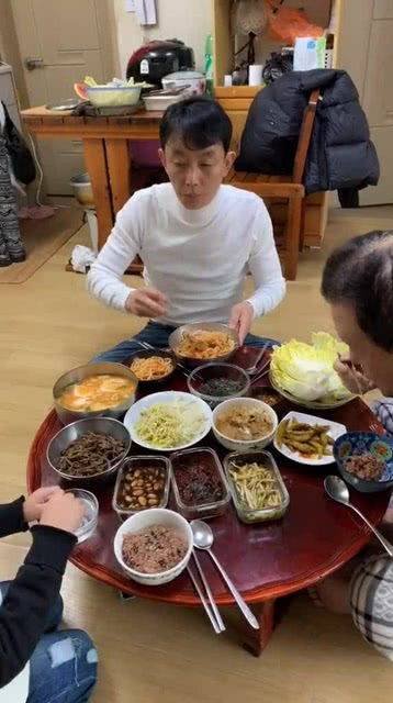 为什么韩国人吃饭一定要配小菜
