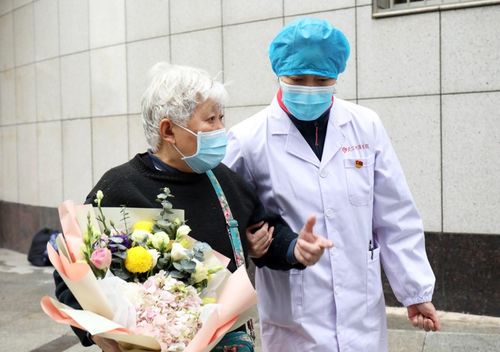 出院 回家 武汉市第一医院欢送16位治愈患者出院 