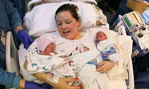 原创双胞胎姐妹在妈妈肚中手牵手，画面暖心，网友：又想骗我生女儿