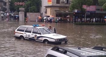 为啥下暴雨车主宁愿汽车被淹, 也不将车挪走 老司机 傻子才挪车