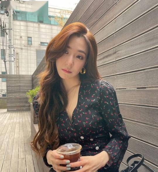 韩国女歌手tiffany社交网络发布近照