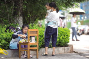 以凳为桌 父母陪女儿考点外用餐