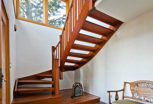 家居美式实木楼梯装修效果图 