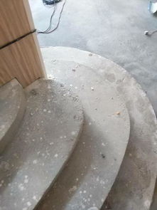 带两个弧的圆楼梯贴大理石怎样量尺寸用来裁石板 铺一层油毡垫底画出来就好嘛 