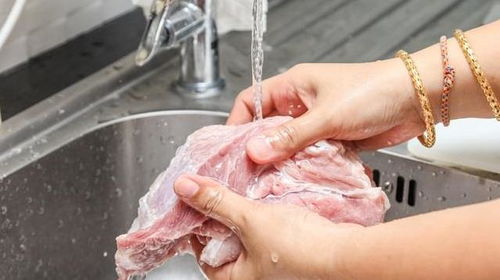 买回家的生肉,要不要洗 不洗可能更安全 看看医学专家怎么说