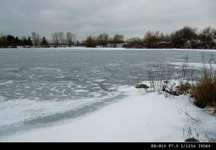 冰雪封湖