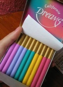 什么牌子的烟是粉色或者紫色蓝色绿色都行 烟嘴是带颜色的也可以 