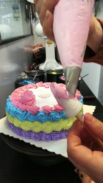 颜色鲜艳的儿童蛋糕,如何做得好看又好吃看看这位师傅的操作吧 