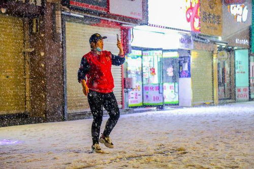 闪电贯穿夜幕 郑州上演 雷震雪 ,路人 一夜白头