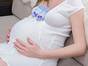 原创孕中期孕妇肚子出现硬硬的感觉，可能是出现了这2种“情况”！