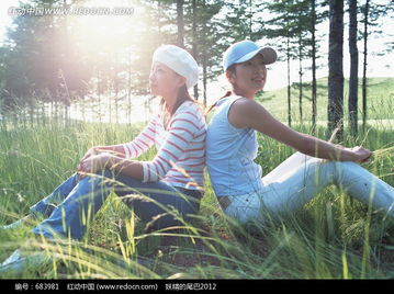 坐在野外草地上晒阳光的美女图片免费下载 红动网 