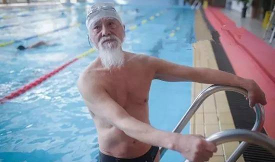 五十岁开始游泳健身 没有太晚,只要你下定决心 81岁的他,凭什么活成了 中国最帅大爷