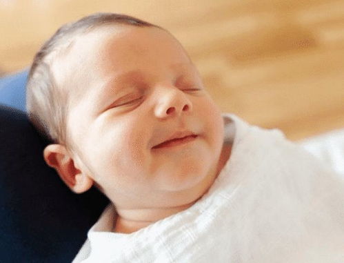 为什么宝宝睡觉时会咧着嘴偷笑 不一定是在做梦,可能是这些原因