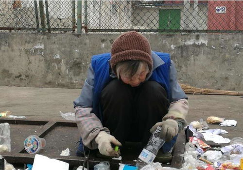 9旬退休教师深夜拾荒,助7个学生上大学!这位教师身上有哪些可贵品质