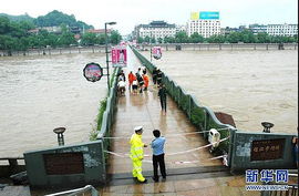 上饶一艘无证采砂船撞上步行桥 