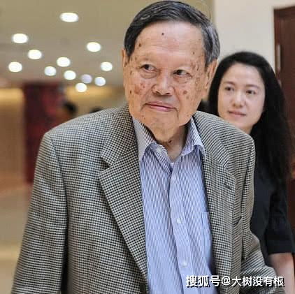 杨振宁98岁高龄,对翁帆父母的称谓,显示出了他 高情商 的一面