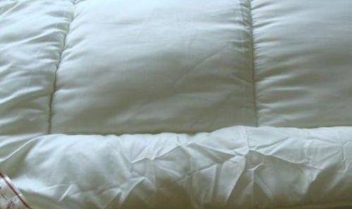 梦见盖白色被子在木板上睡觉是什么意思(梦见自己被盖上白布)