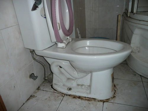 我家卫生间有蹲便池,没有地漏,水走便池下,以后会堵塞吗 需要改吗 