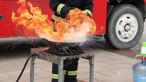 油锅起火,往里面加冷油能灭火 是 火上加油 ,还是真有效 