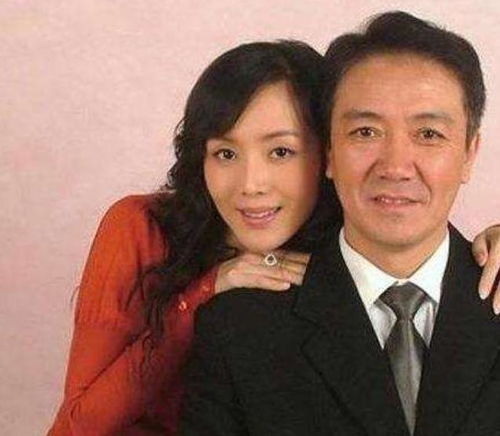 抛弃结婚二十多年发妻,转头娶小13岁女星,62岁不像同龄人