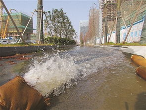 南京一路段马路排污水 慢车道变成 河 