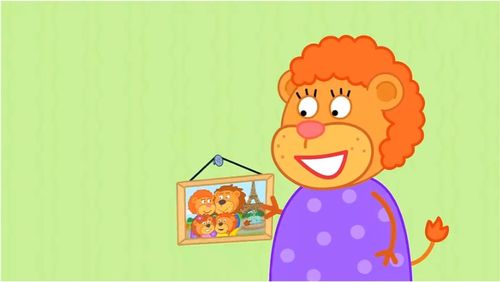 小狮子妈妈挂上全家福照片很开心,趣味卡通儿童简笔画 