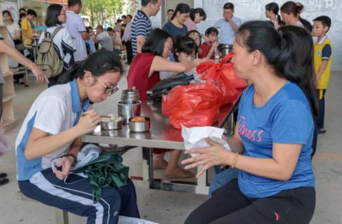 高中生在校门口 蹲着 吃饭,家长一旁观看,是溺爱还是关爱