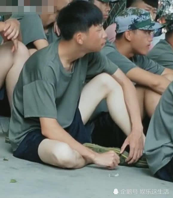 男生军训被要求穿短裤,看到人群的一抹白,网友