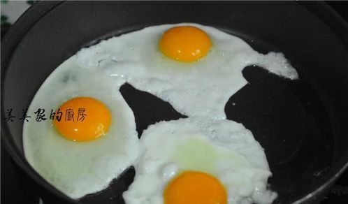 煎鸡蛋别再直接放油了 锅里加点它,鸡蛋鲜嫩入味,还不粘锅