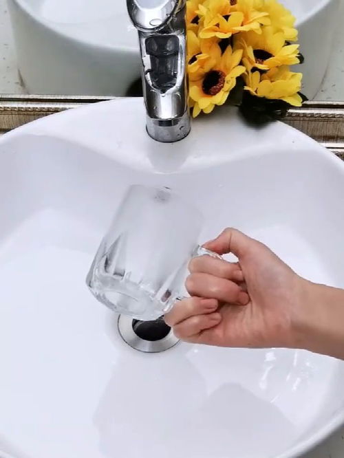 教你们快速清洗水杯的小技巧,这个视频一定要看 