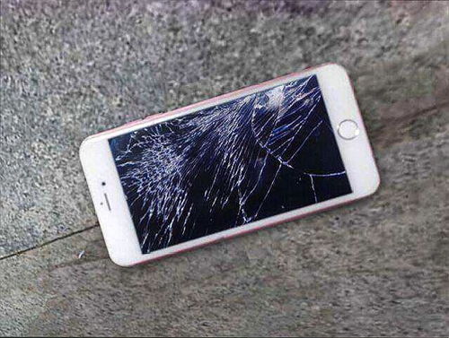 爸,老师把我手机摔碎了 让他赔 上课玩手机,摔得好