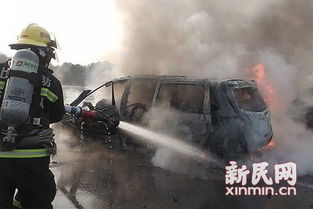 高速公路上轿车失控撞护栏致起火 无伤亡 