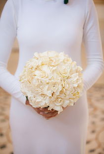 时尚经典的纯白色婚礼花束