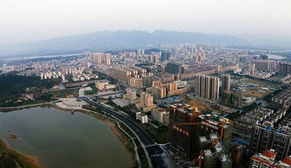 这座县级市的名字听上去就像两个国家的缩写,面积是深圳的3倍
