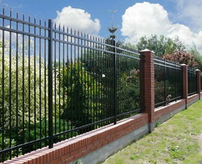 围墙铁栅栏和围墙砖哪个更实用 