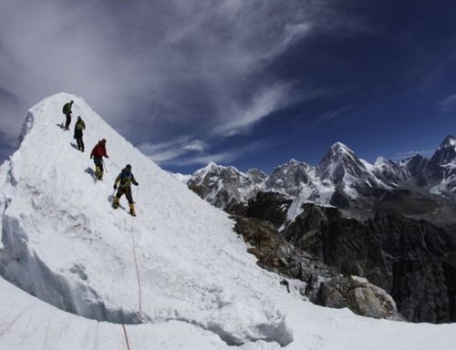 登珠峰有多难 每攀登一千米仅单程需花费六万,为何花费如此巨大