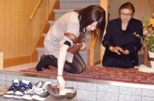 日本的脱鞋文化,遇到脚臭的人怎么处理 日本姑娘说出实情