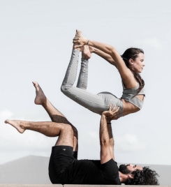 双人瑜伽男女配合的练习,力量与柔软的结合,网友 想恋爱了