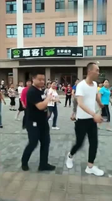 两个男人做领舞,胖哥一脸不情愿 