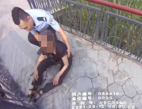 老人落水,这位民警条件反射般跳进河里救人