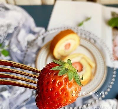 今天吃什么 好吃又好看的草莓奶油蛋糕卷