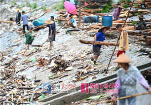 发洪水财 广西村民在泄洪口冒险打捞木材 