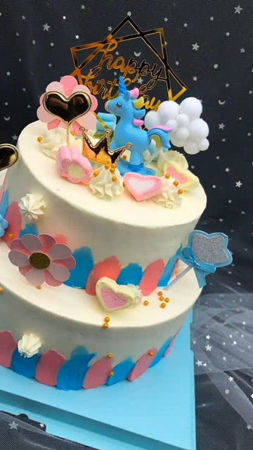 两层的蛋糕,特别适合给小孩子过生日,一定会非常喜欢 