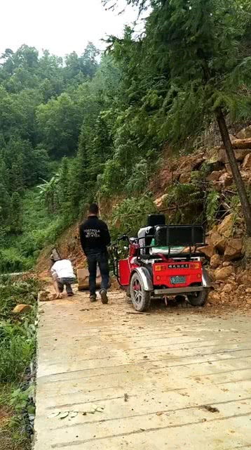 下雨滑坡了车子都不能走,哥弟两个去整理 