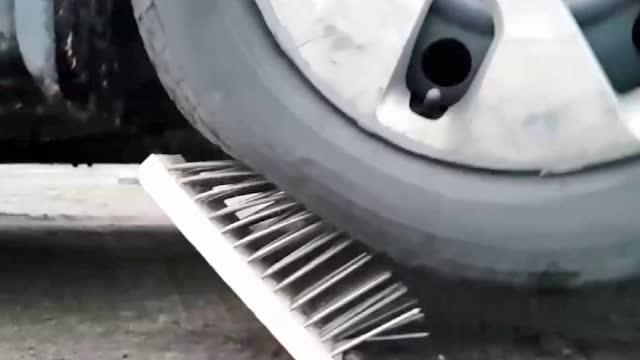 科技奇趣 把一块木板订满钉子,放在汽车轮胎下面,你猜会发生什么 
