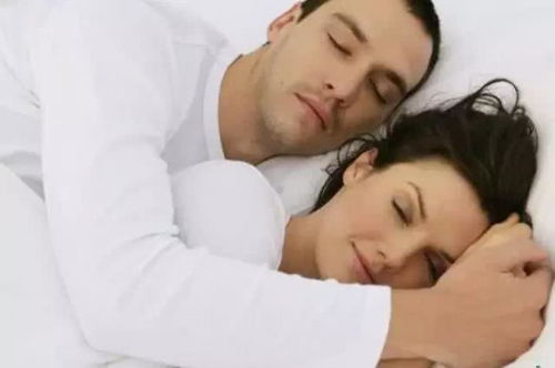 夫妻之间常见的健康睡姿,第3种女人有安全感,第1种是最佳选择
