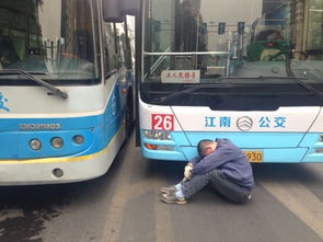 南京两公交司机为刮擦大打出手 