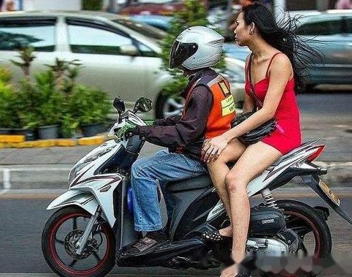 为什么女生 坐摩托 总爱侧着 老司机说出了实情 