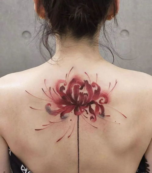 她是一名纹身师,把国画艺术融入纹身之中,让纹身也成为艺术