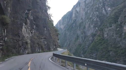 悬崖峭壁上的公路 